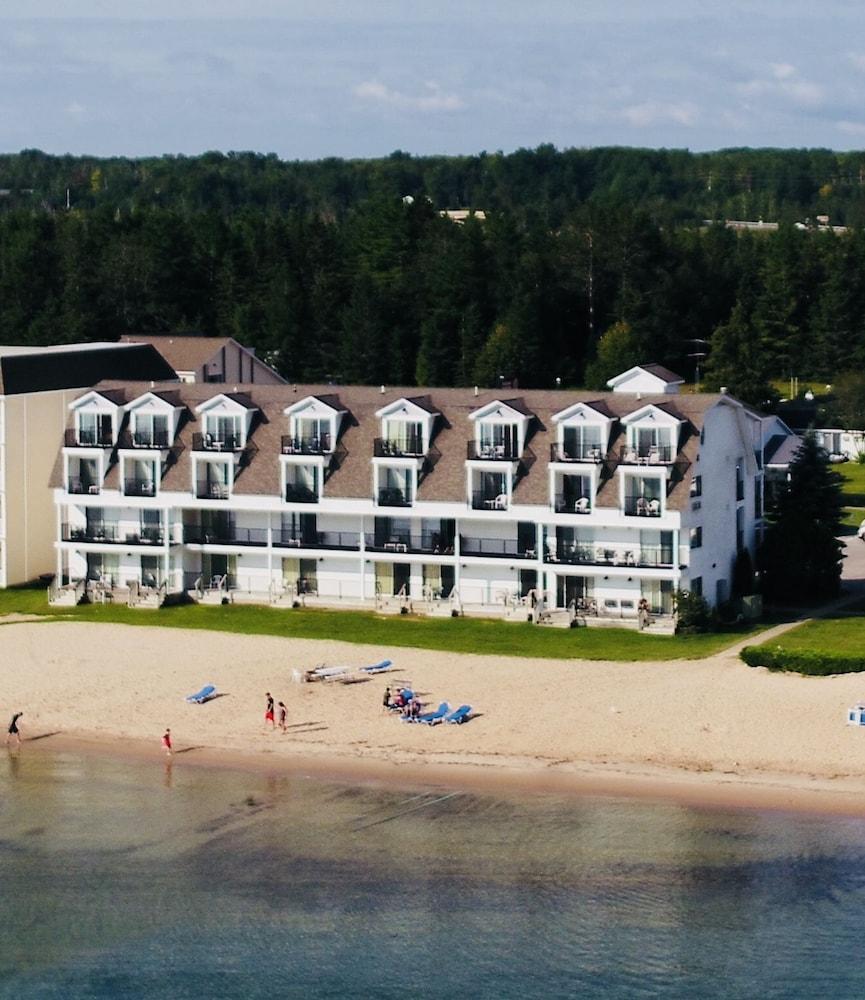 Quality Inn & Suites Mackinaw City Beachfront Exterior foto