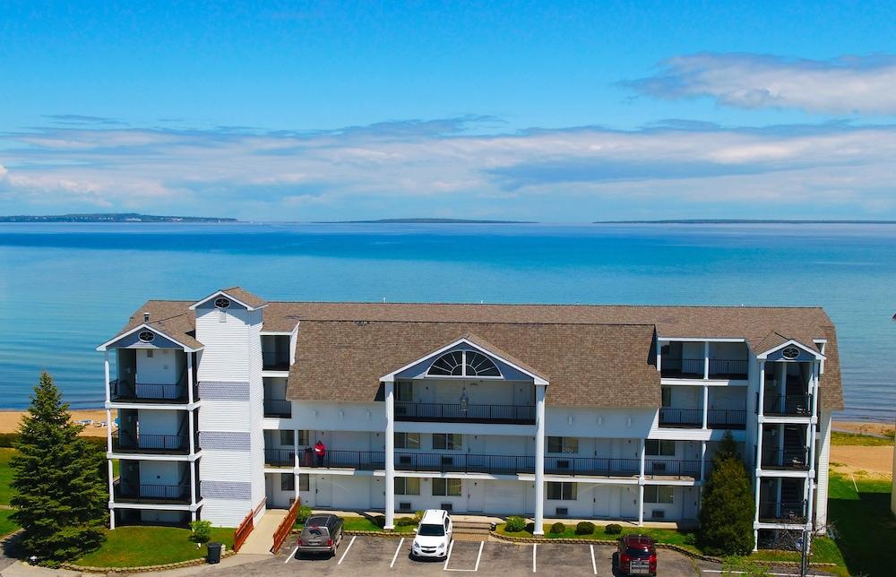 Quality Inn & Suites Mackinaw City Beachfront Exterior foto