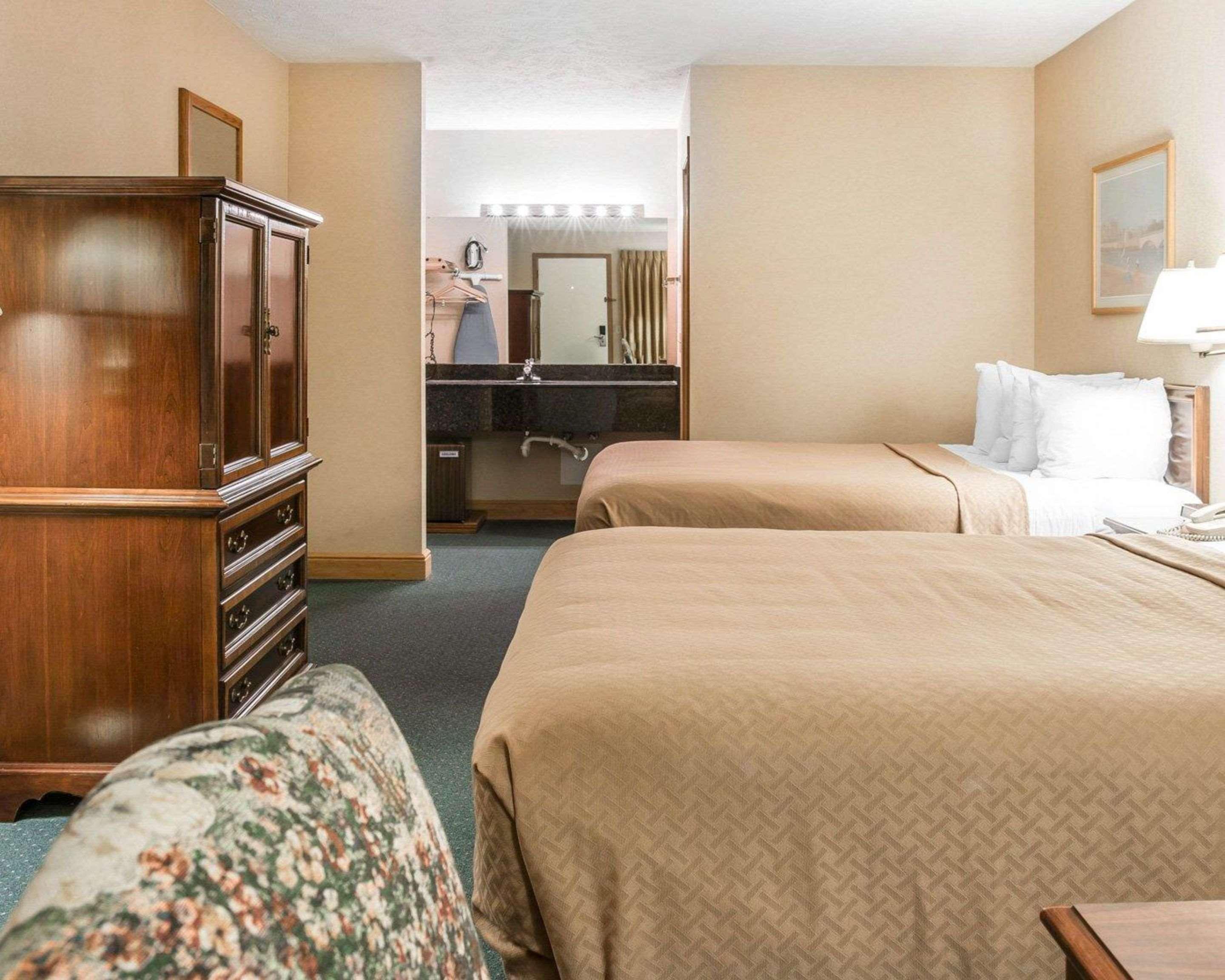 Quality Inn & Suites Mackinaw City Beachfront Exterior foto
