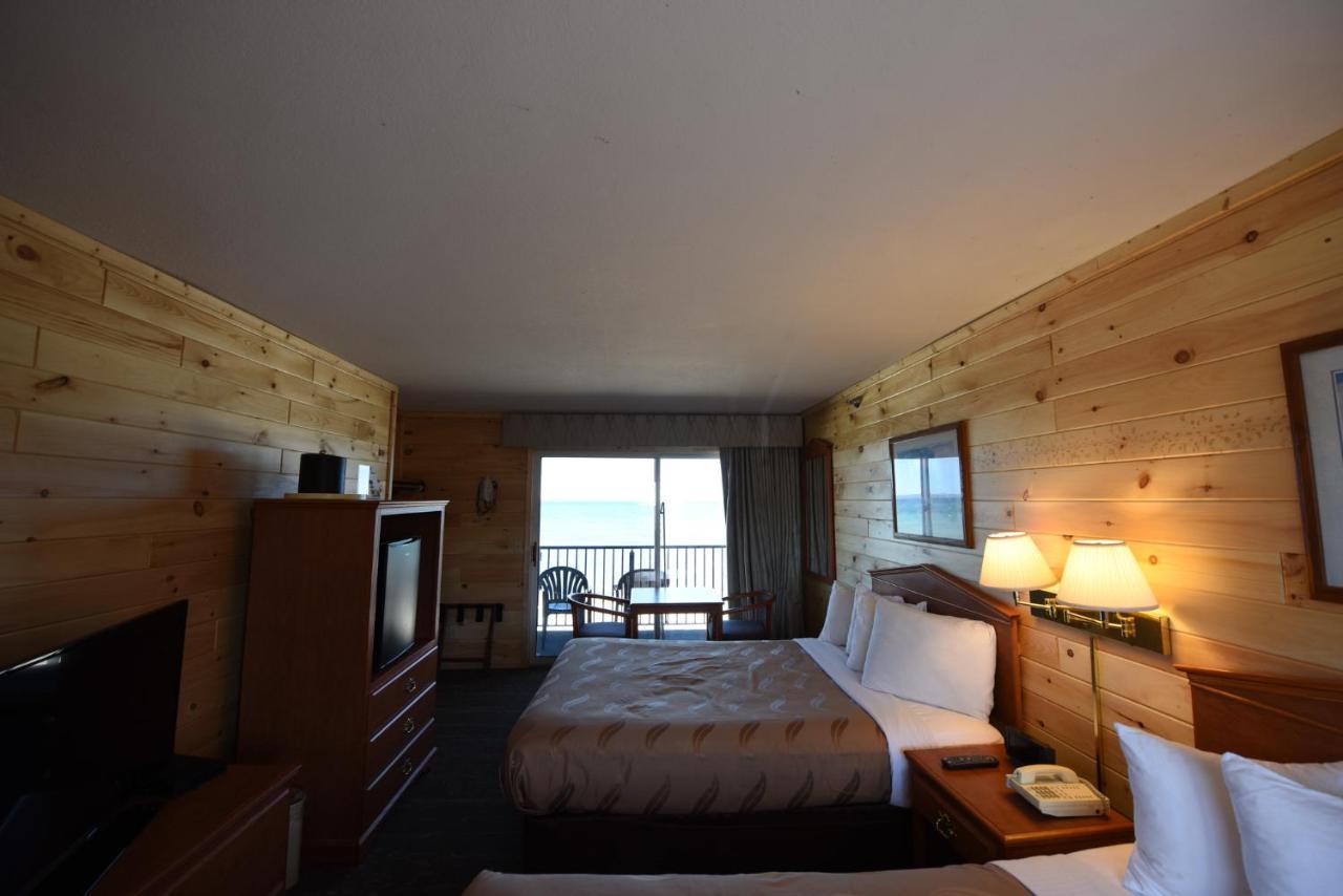 Quality Inn & Suites Mackinaw City Beachfront Exterior foto