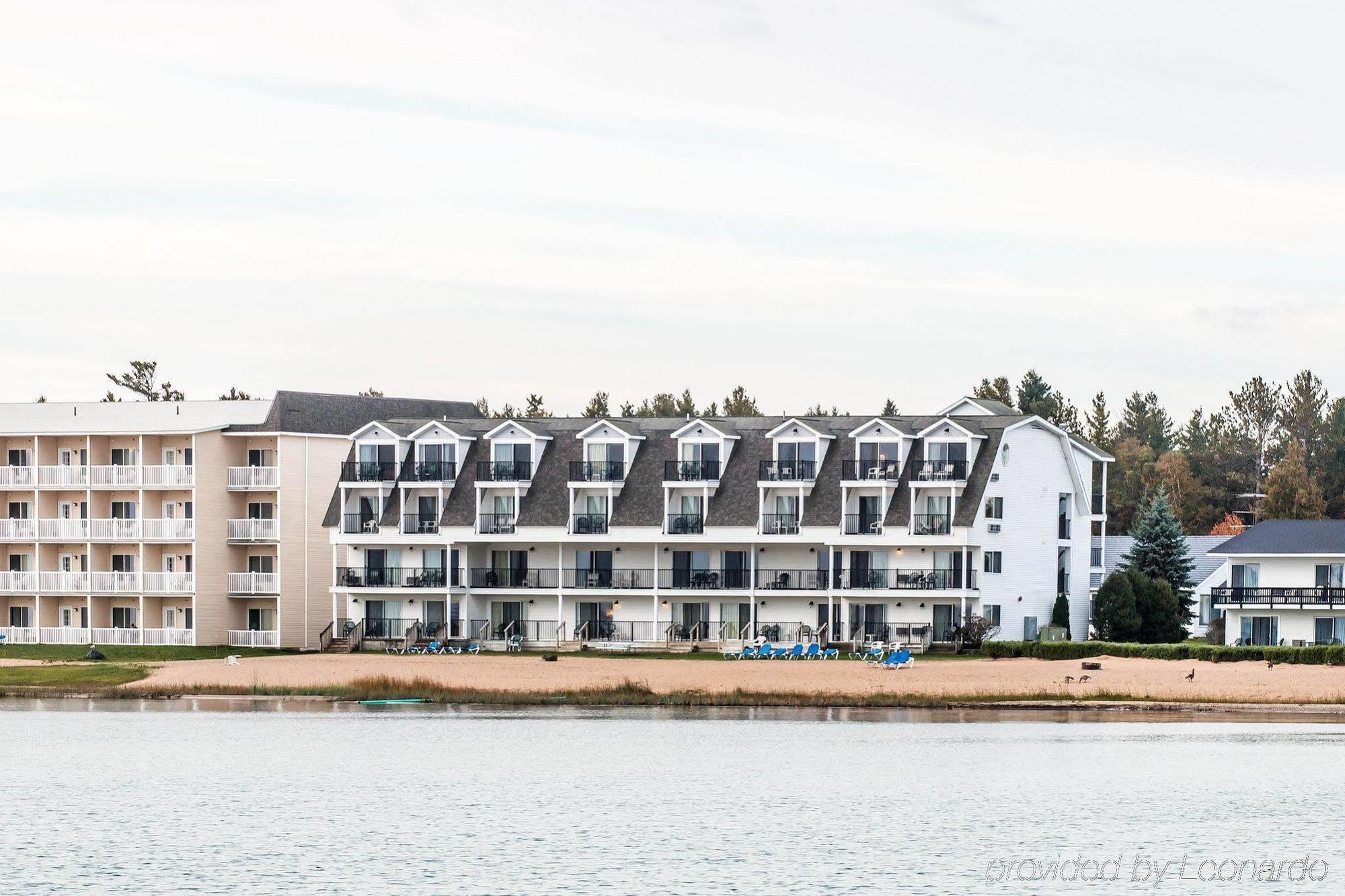Quality Inn & Suites Mackinaw City Beachfront Exterior foto