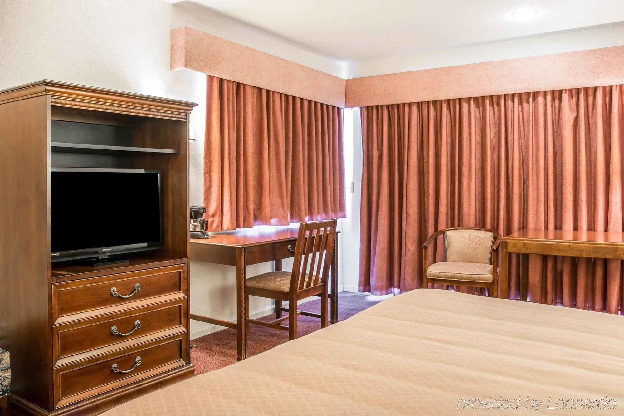 Quality Inn & Suites Mackinaw City Beachfront Exterior foto