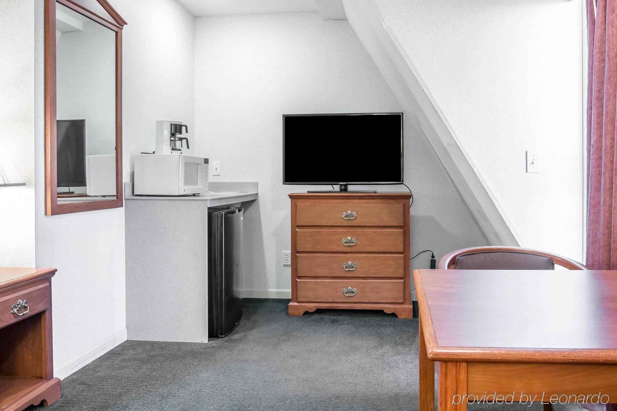 Quality Inn & Suites Mackinaw City Beachfront Exterior foto