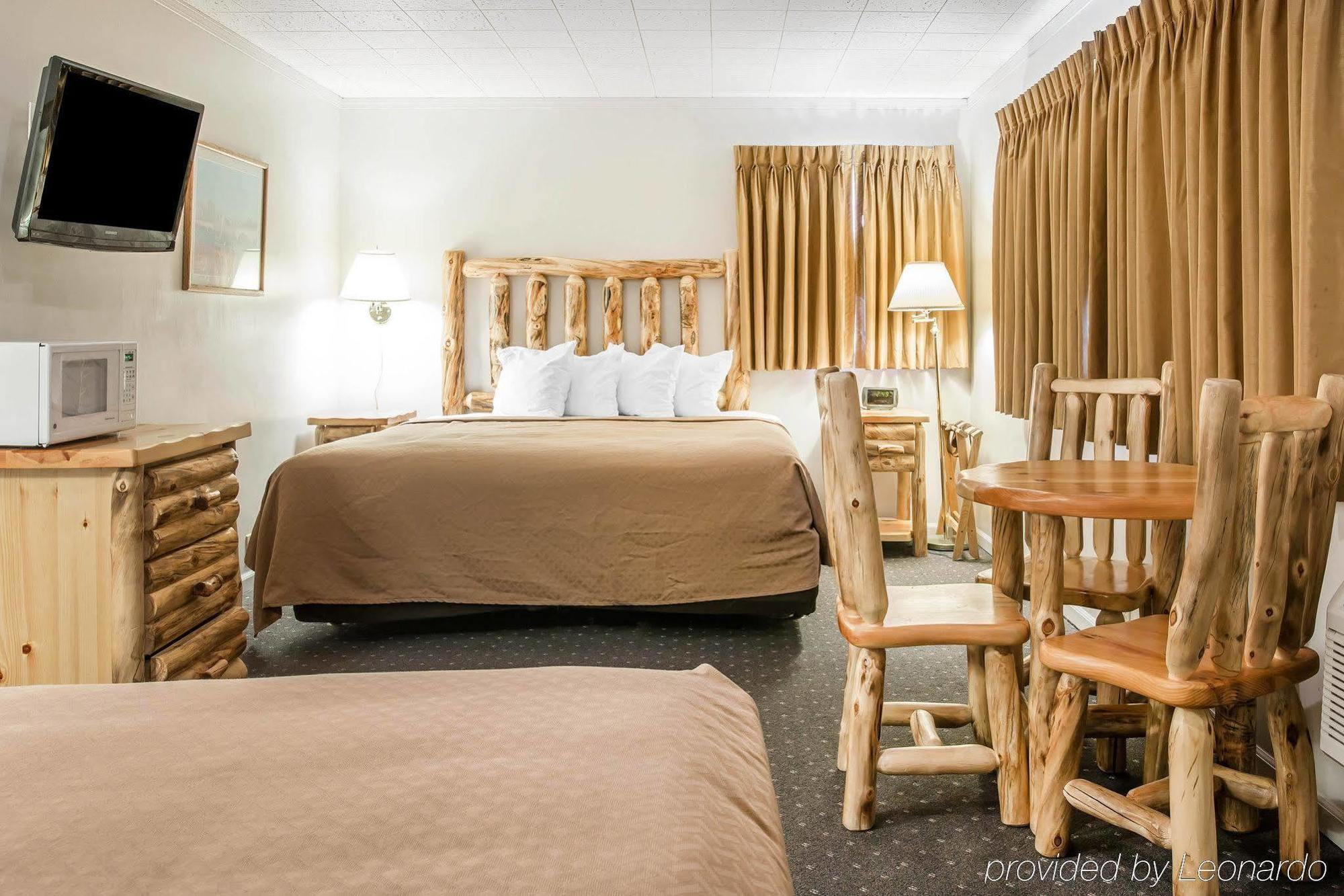 Quality Inn & Suites Mackinaw City Beachfront Exterior foto